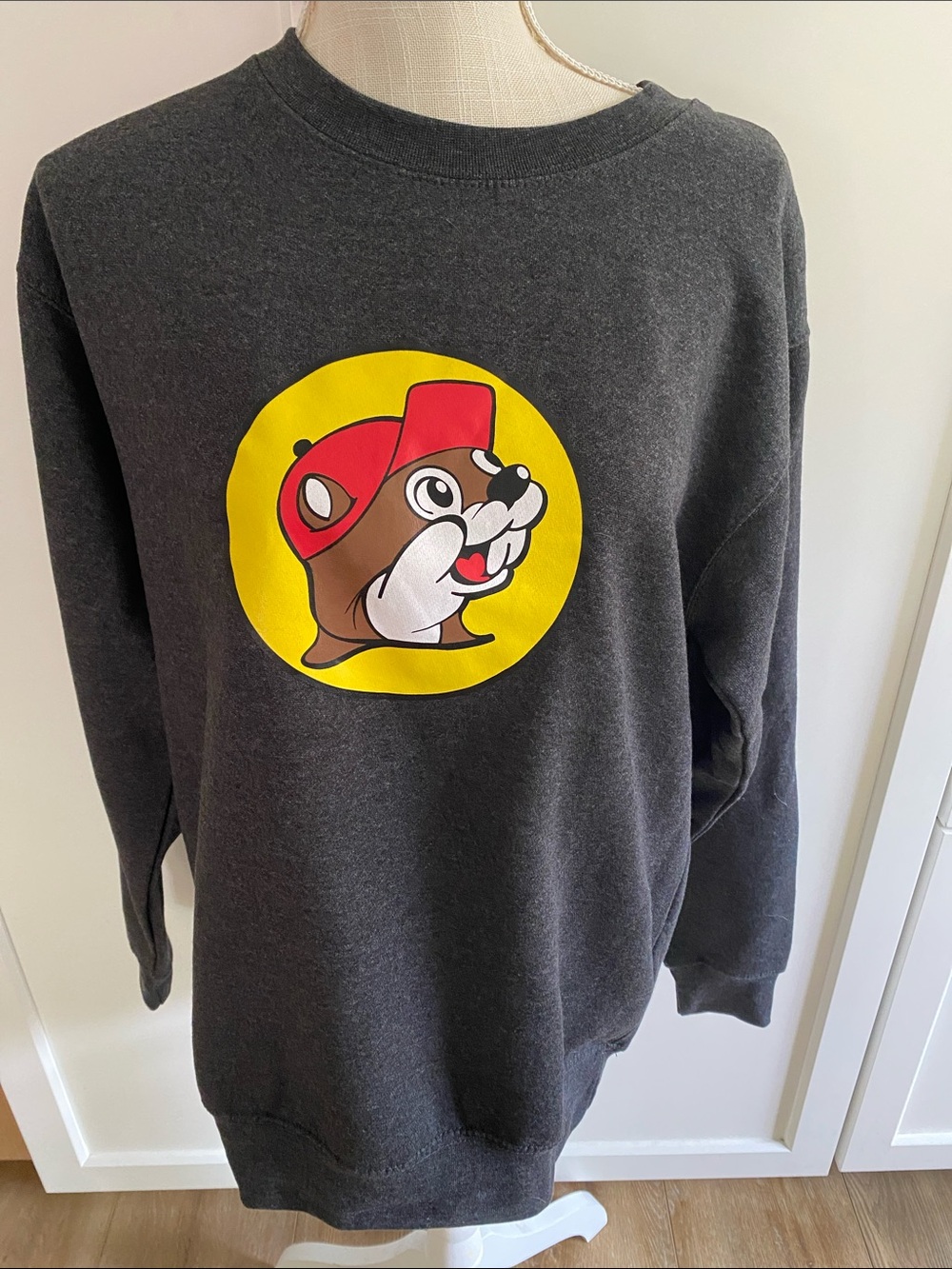 New with tag Buc-Ees Charcoal Gray Crewneck Sweatshirt adult medium